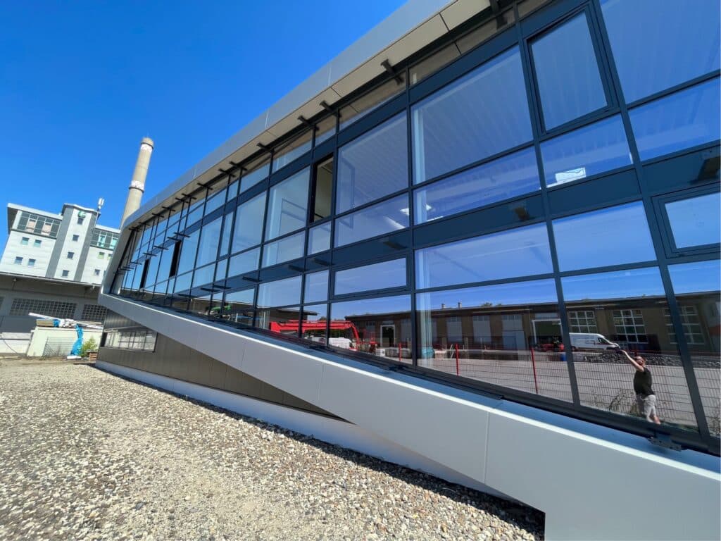 Komplexe Metall- und Fensterkonstruktionen am Firmengebäude der Dr. Födisch Umweltmesstechnik AG, realisiert durch Kotte Leisnig.